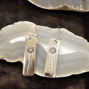 💥4 for $25💥Silvertone Flower Earrings